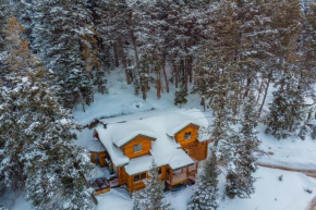 Pine by AvantStay Magnificent Private Log Cabin w Veranda Mtn Views & Hot Tub